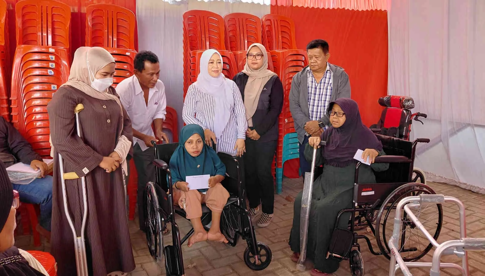 Hj. Ansari Salurkan 116 Alat Bantu Disabilitas untuk Warga Madura Lewat Program ATENSI Kemensos