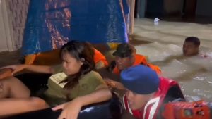 Ibu Hamil Hendak Melahirkan Dievakuasi Polisi Dengan Pelampung dan Ban